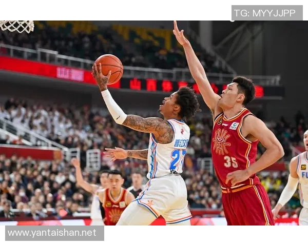 南京篮球队盯防策略分析与比赛表现的得失探讨